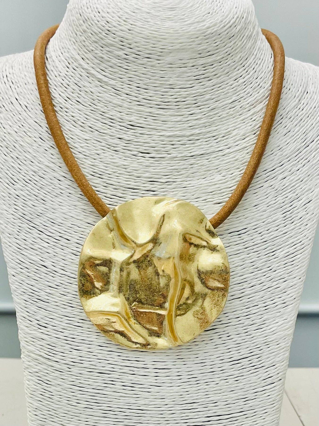 Gold Pendant Leather Necklacs