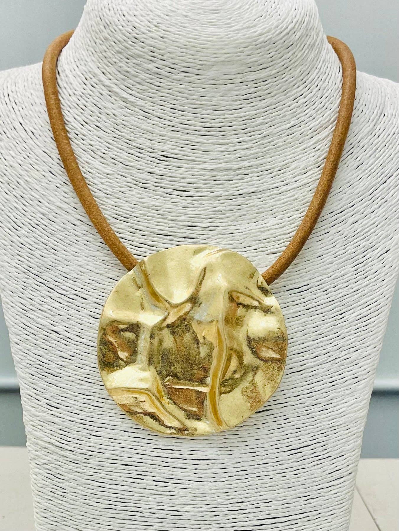 Gold Pendant Leather Necklacs