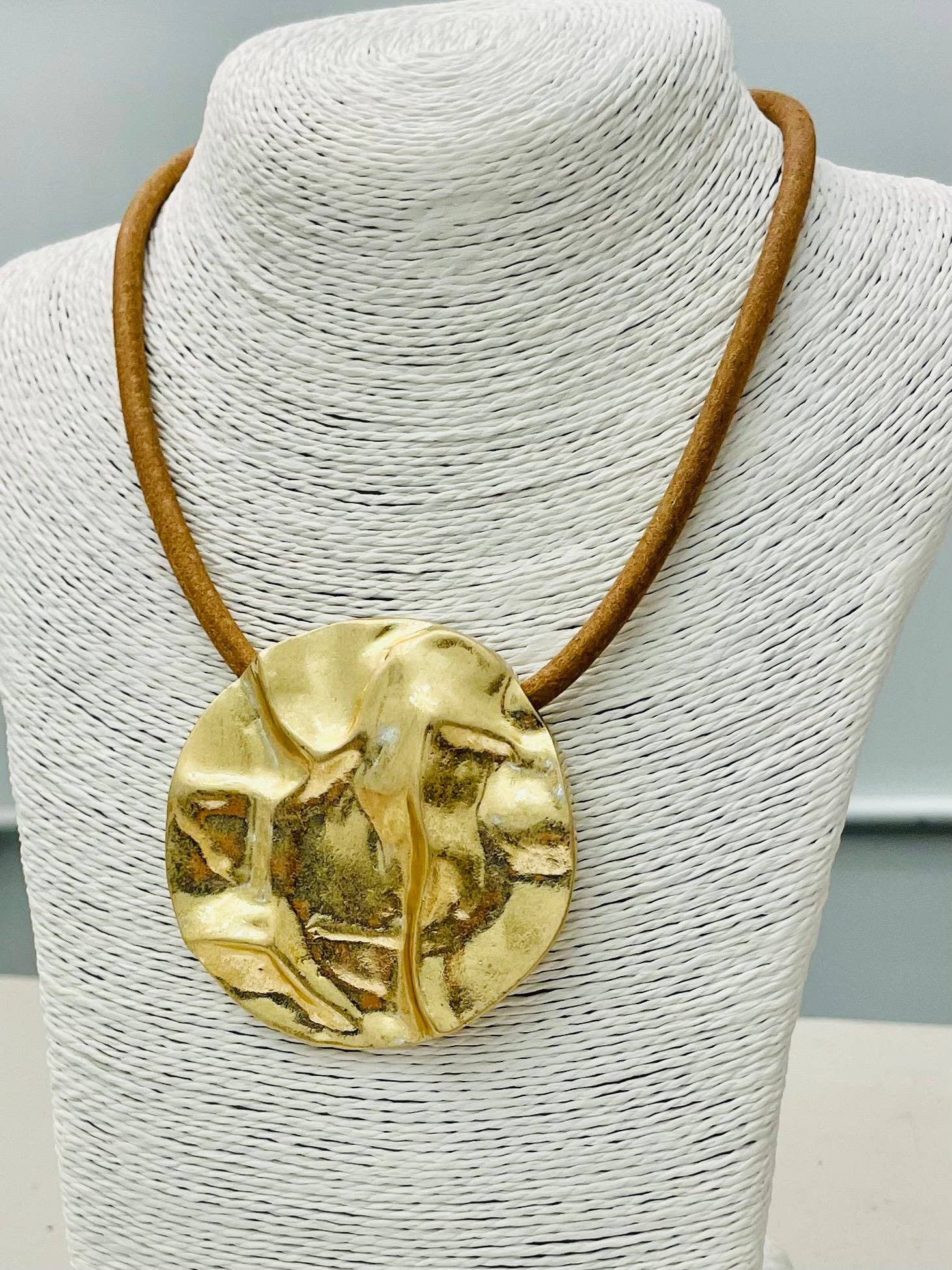 Gold Pendant Leather Necklacs